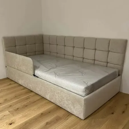 Lova Atėnė, dešininė